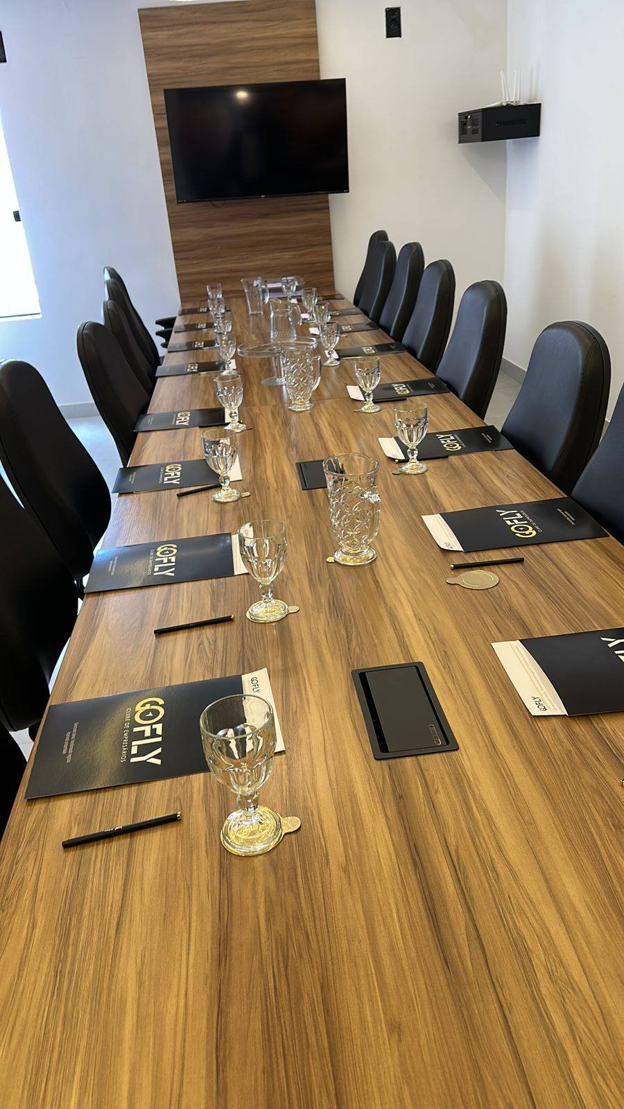 Mesa preparada para encontro de empresários Go Fly